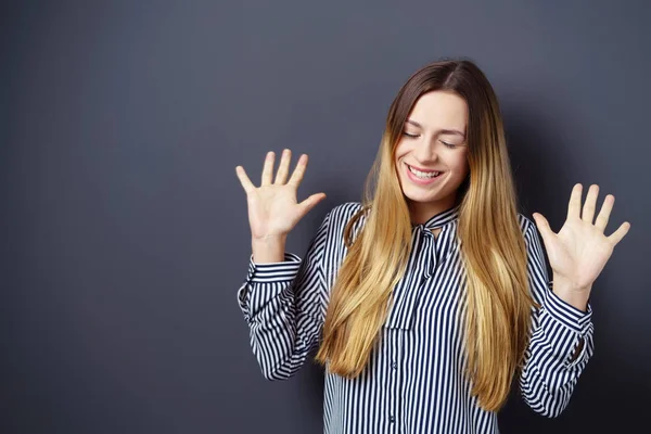 Aantrekkelijke jonge vrouw — Stockfoto