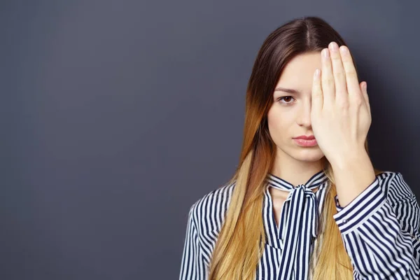 Atractiva joven mujer — Foto de Stock