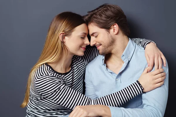 Feliz pareja joven —  Fotos de Stock