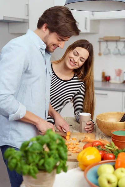 Young couple cooking healthy meal — Stock Photo, Image