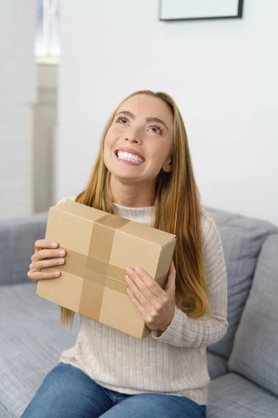 Mujer sosteniendo caja de cartón —  Fotos de Stock