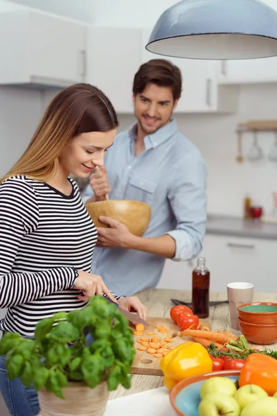 Молодая пара готовит здоровое питание — стоковое фото