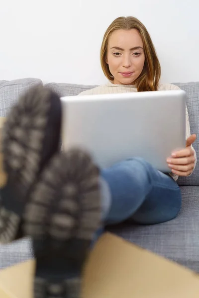 Mujer joven con portátil —  Fotos de Stock