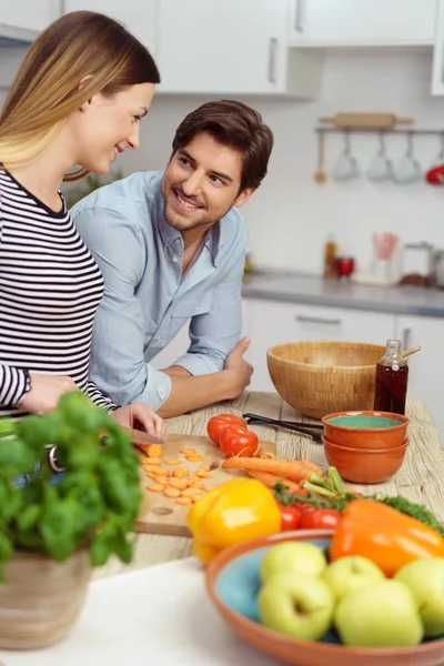 Casal jovem cozinhar refeição saudável — Fotografia de Stock