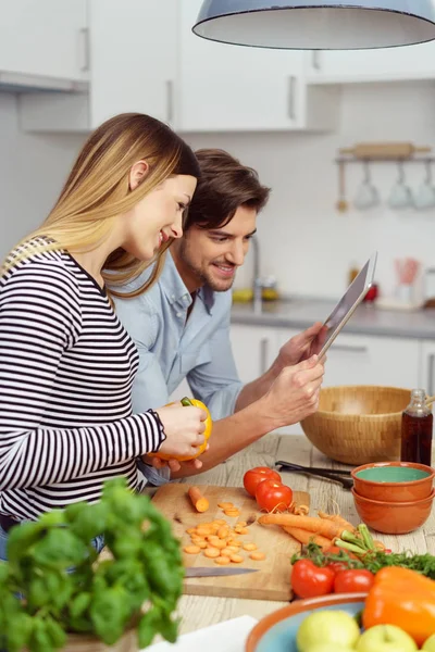 Casal jovem cozinhar refeição saudável — Fotografia de Stock