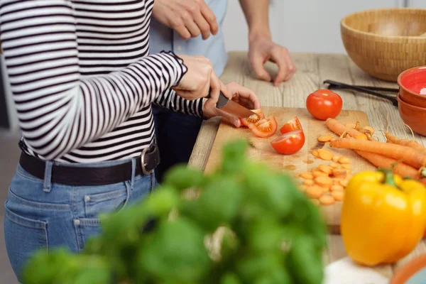 Ungt par matlagning hälsosam måltid — Stockfoto