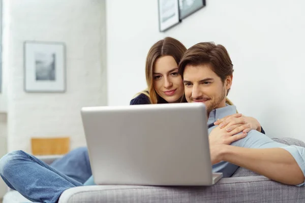 Glückliches junges Paar — Stockfoto