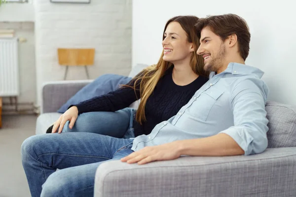 Feliz pareja joven — Foto de Stock