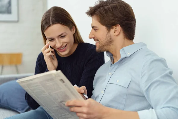 Unga lyckliga paret — Stockfoto