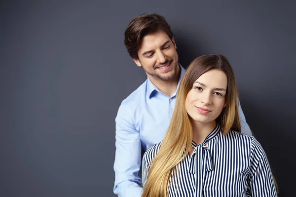 Šťastný mladý pár — Stock fotografie