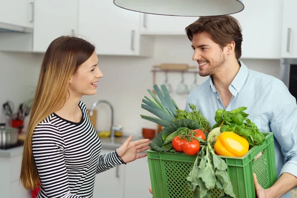 Jovem casal feliz com legumes frescos — Fotografia de Stock