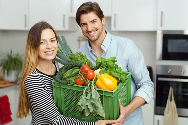 Feliz pareja joven con verduras frescas —  Fotos de Stock