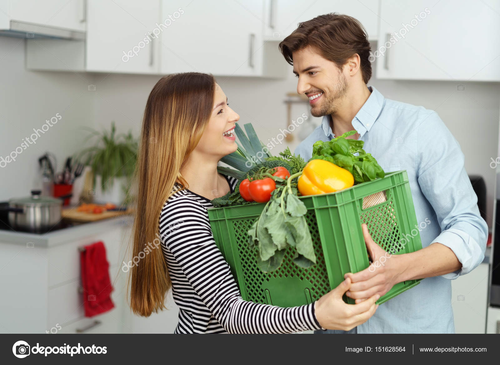 Riendo feliz pareja trayendo en los comestibles — Foto de stock #151628564  © racorn, image size:1600x1167