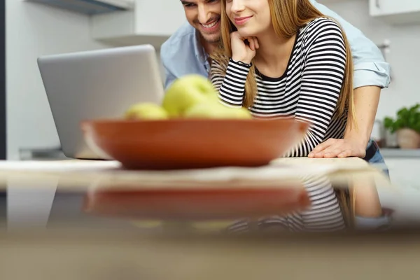 Casal jovem relaxante com um computador portátil — Fotografia de Stock
