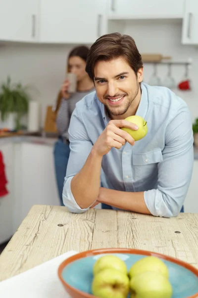 Pohledný mladý muž, jíst zdravé jablko — Stock fotografie