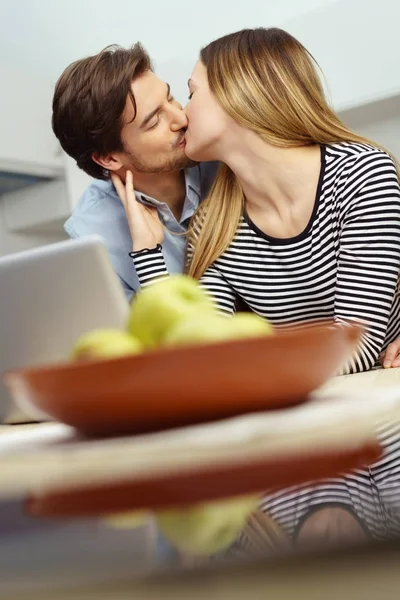 Romantico giovane coppia godendo di un bacio amorevole — Foto Stock