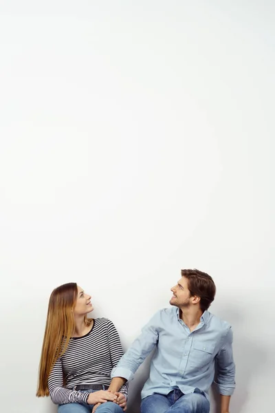 Relaxado casal jovem casual olhando para o espaço de cópia — Fotografia de Stock