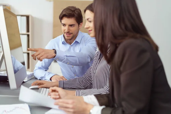 Junges Wirtschaftsteam arbeitet zusammen — Stockfoto