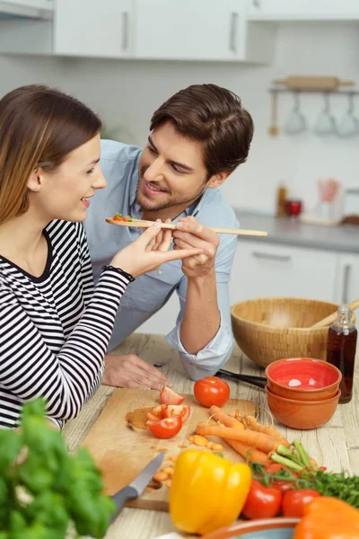 丈夫和妻子一起在厨房里煮饭 — 图库照片