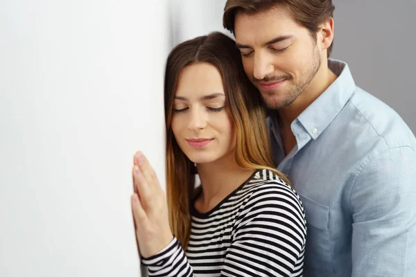 Contentado feliz jovem casal apaixonado — Fotografia de Stock