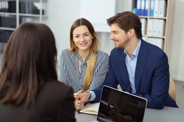 Jeune couple en réunion avec un consultant — Photo