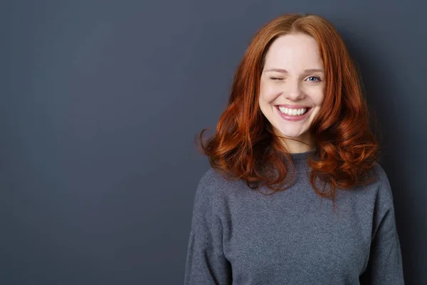 Temperamentvolle junge Frau zwinkert in die Kamera — Stockfoto