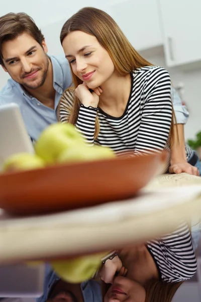 Natural smiling young couple surfing the internet — Stock Photo, Image