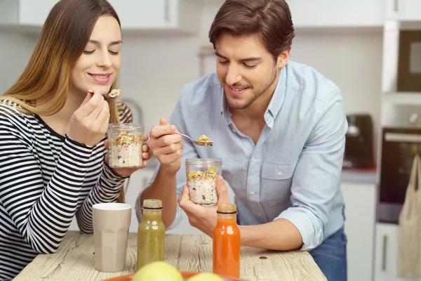 Attraktiva ungt par njuta av en hälsosam måltid — Stockfoto