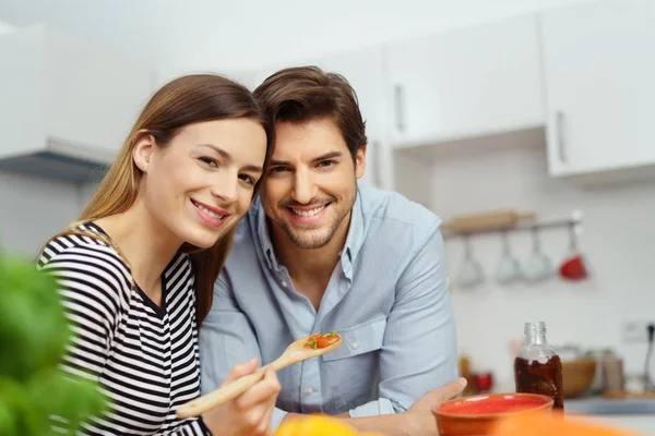 Feliz pareja sonriente cocinando una comida juntos — Foto de Stock