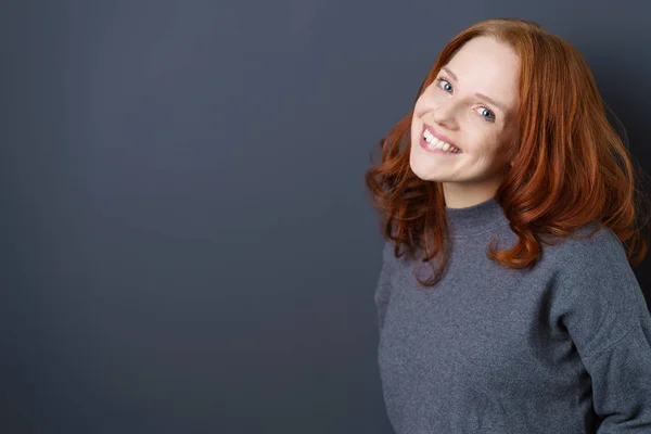 笑顔のカリスマ的な若い赤毛の女性 — ストック写真
