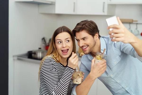 Diversión joven pareja goofing alrededor — Foto de Stock