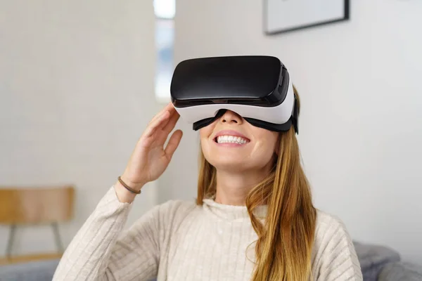 Uśmiechający się kobieta nosi okulary wirtualnej rzeczywistości — Zdjęcie stockowe