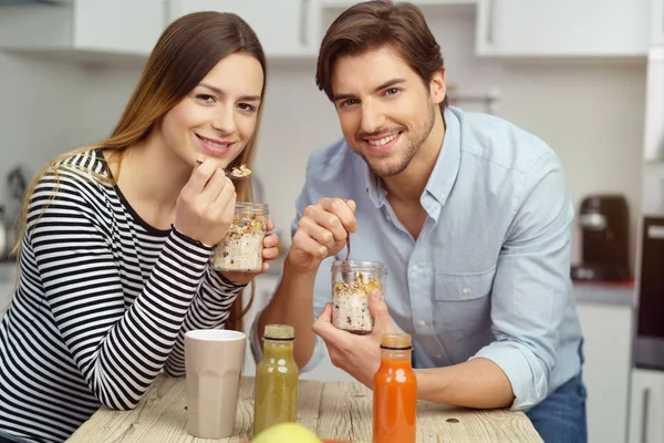 Pareja joven disfrutando de un aperitivo saludable juntos —  Fotos de Stock