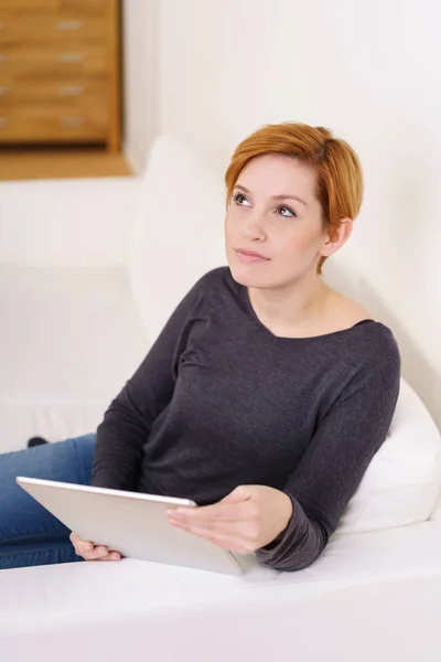 Giovane donna sognante con tablet — Foto Stock