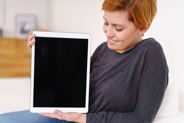 Junge Frau zeigt schwarzen Tablet-Bildschirm — Stockfoto
