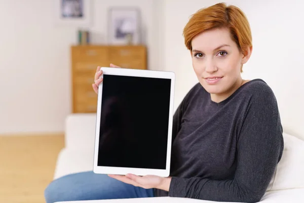 Giovane donna che mostra schermo tablet — Foto Stock