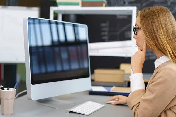 Jonge zakenvrouw werken bij een desktop — Stockfoto