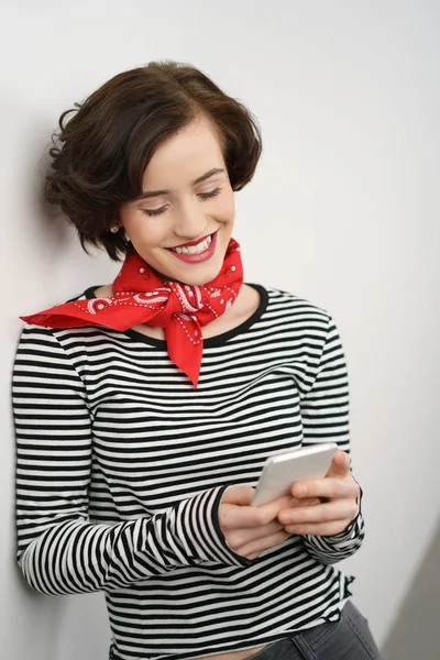 Stylish attractive young woman reading an sms — Stock Photo, Image