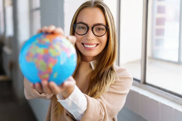 Sorrindo feliz empresária segurando um globo — Fotografia de Stock