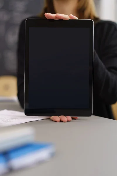 Empresaria sosteniendo una tableta en blanco pc —  Fotos de Stock