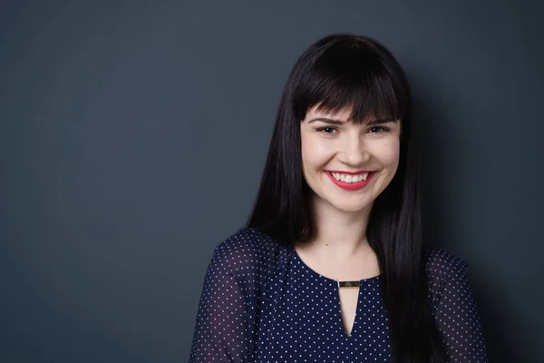 Mulher de cabelos escuros com um sorriso vivaz — Fotografia de Stock