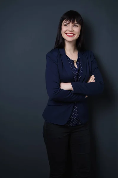 Amigável relaxado jovem mulher com um lindo sorriso — Fotografia de Stock