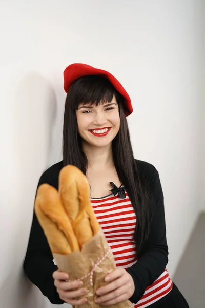 Nette junge Frau mit roter Baskenmütze — Stockfoto