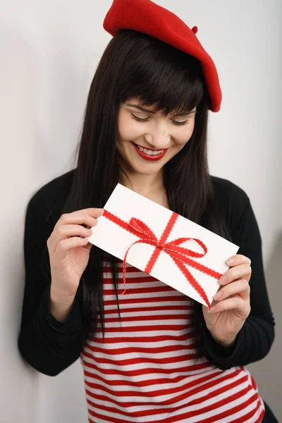 Χαμογελώντας μόδας νεαρή γυναίκα κρατώντας ένα δώρο — Φωτογραφία Αρχείου
