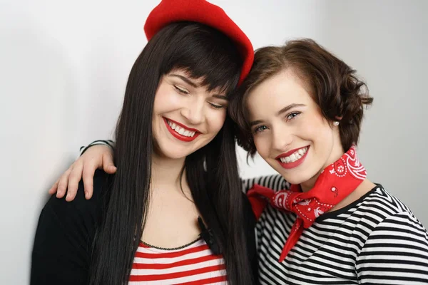 Dos mujeres jóvenes hermosas cariñosas — Foto de Stock