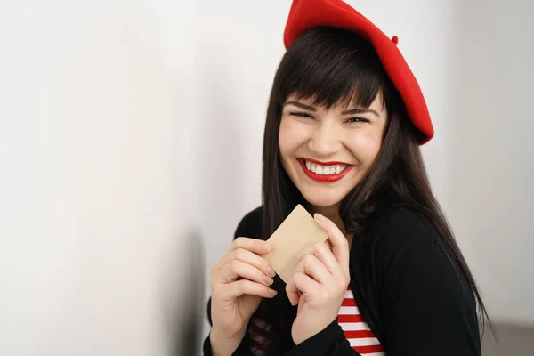 Feliz emocionado mujer elegante sosteniendo una tarjeta bancaria —  Fotos de Stock