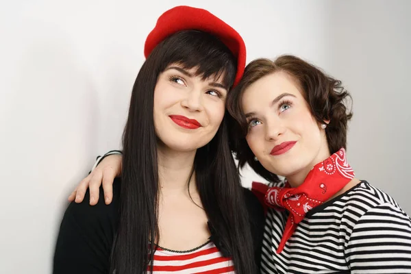 Két elegáns barátnő vagy a nővérek kart karba öltve — Stock Fotó