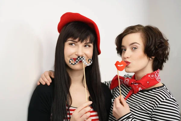 Két szórakoztató vonzó hölgyek party kellékek — Stock Fotó
