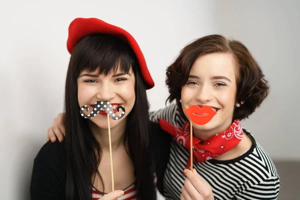 Zwei süße junge Frauen spielen mit Partei Gefälligkeiten — Stockfoto