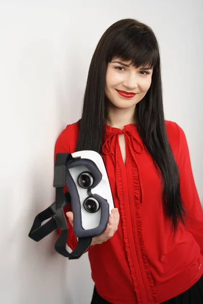 Улыбающаяся дружелюбная женщина предлагает свои VR гарнитуры — стоковое фото